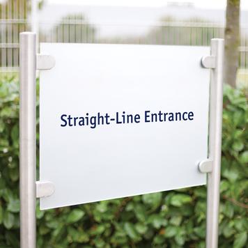 Señal corporativa «Straight-Line Entrance» con placa de metacrilato